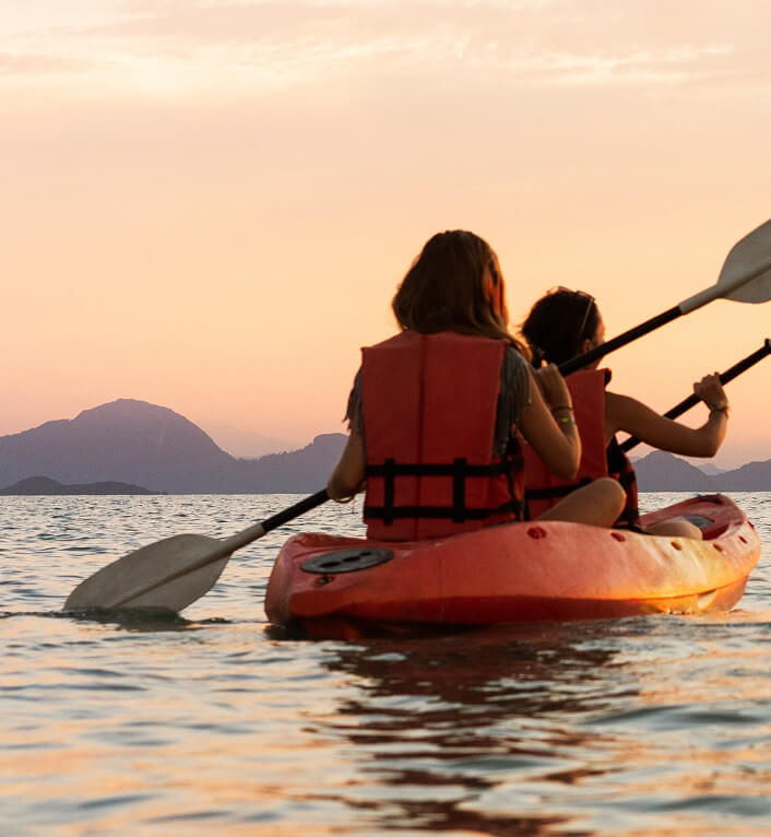 couple kayaking